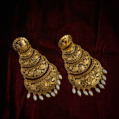 Traditional earrings with sea pearl