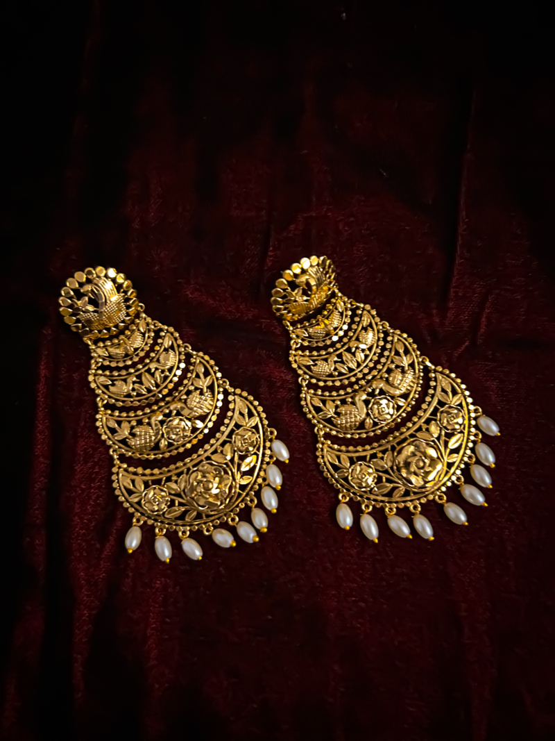 Traditional earrings with sea pearl